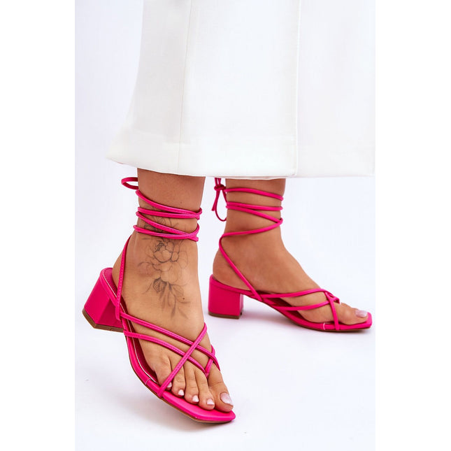 Strappy sandals Step in style